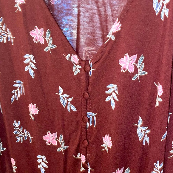 Reitman’s Burgundy Floral Top with shirred waist - Picture 4 of 10
